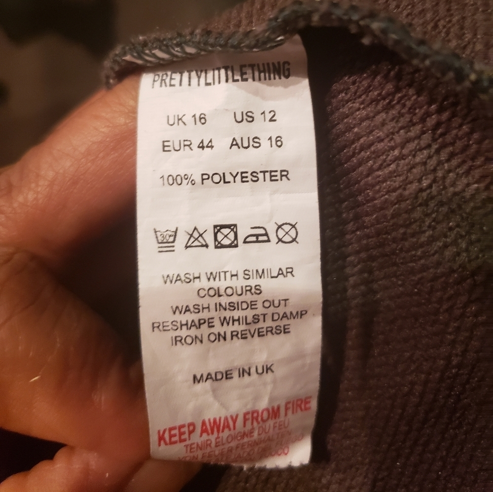 PrettyLittleThing Cameo Crop Top - Picture 6 of 6